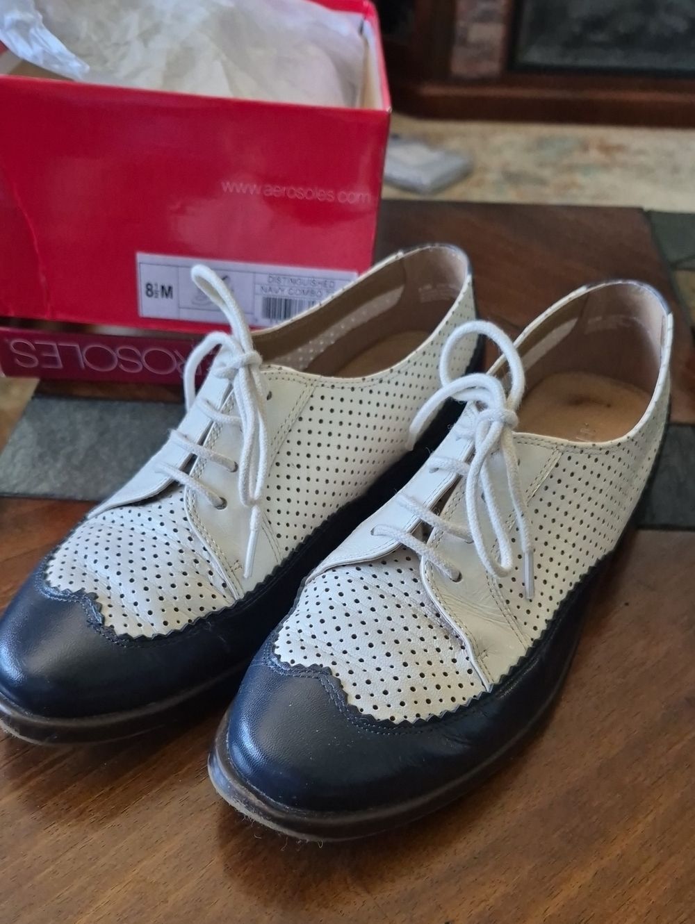 Aerosoles White and Navy Perforated Leather Lace-Up Oxfords 8.5